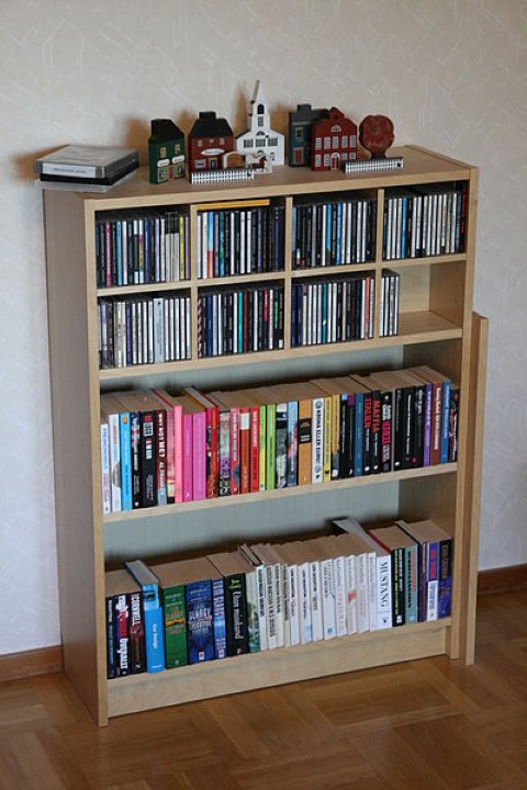 Das Billy-Regal mit CD und Büchern