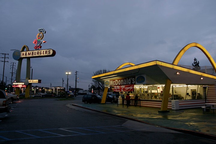 Die älteste McDonalds Filiale bei Nacht