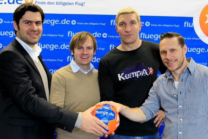 Kretzschmar mit Handball und dem Team von Fluege.de