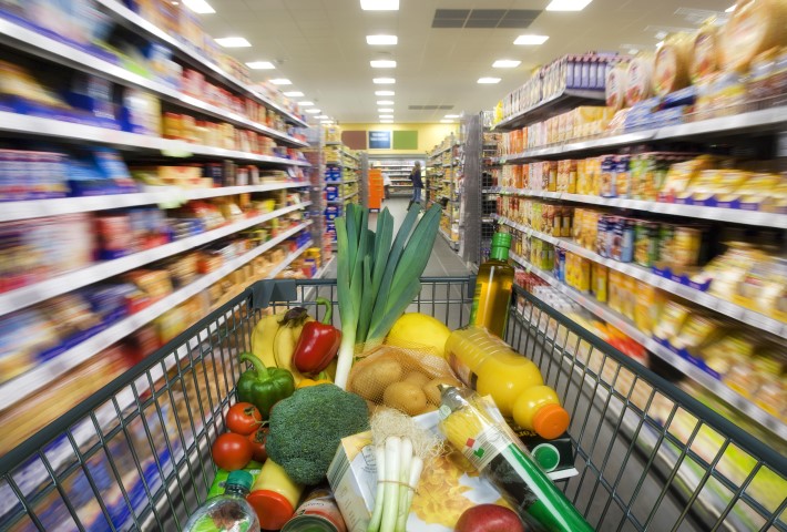 Ein Einkaufswagen im Supermarkt