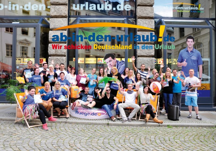 Die Maitarbeiter von Ab-in-den-Urlaub vor dem Hauptsitz