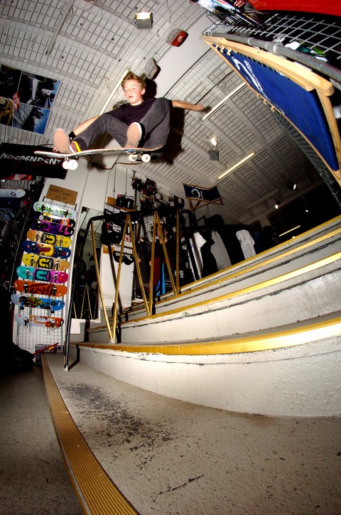 Ein Skater springt eine Treppe herab