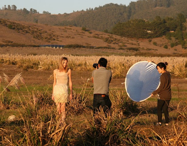 Model beim Fotografien bei Abendsonne
