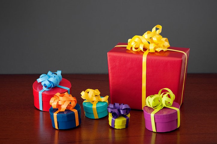 Mehrere Geschenke stehen auf dem Tisch