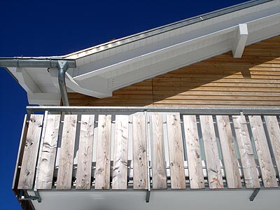 Ein Holzhaus vor blauem Himmel